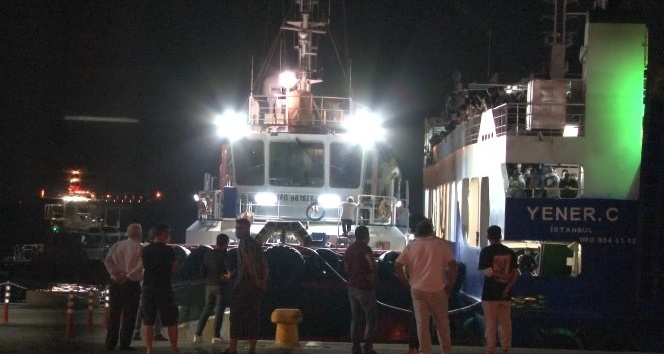 Arabalı yolcu feribotu arıza yaptı, yüzlerce yolcusu denizin ortasında mahsur kaldı