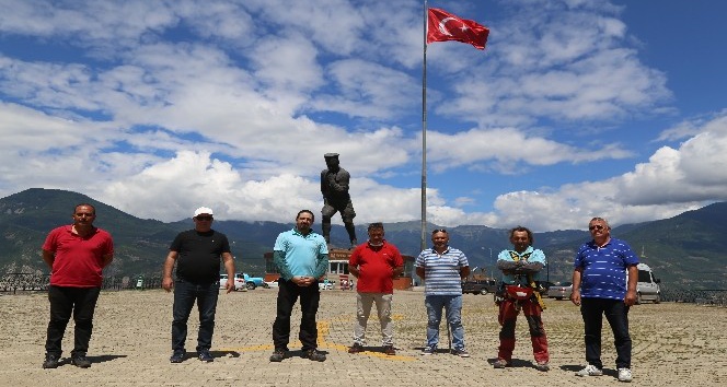 Artvin’de ipi kopan dev Türk bayrağını dağcılar göndere çekti