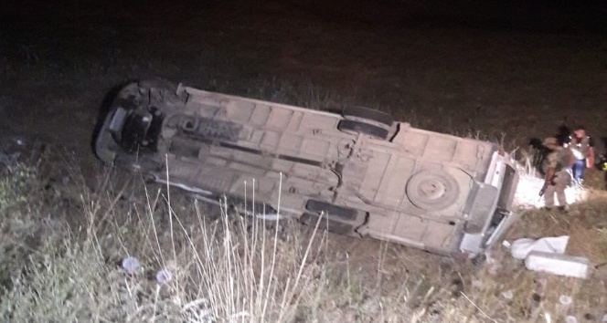 Bingöl’de minibüs şarampole yuvarlandı: 11 yaralı