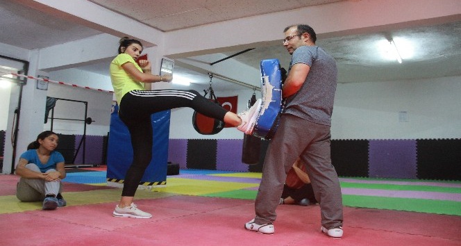 Kadınlar kendilerini savunabilmek için yakın dövüş eğitimi alıyor
