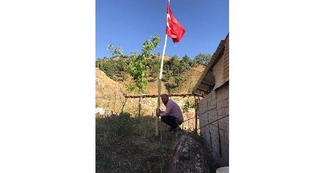 Yıllar sonra memleketine dönen vatandaş, köyün etrafını Türk bayrakları ile donattı