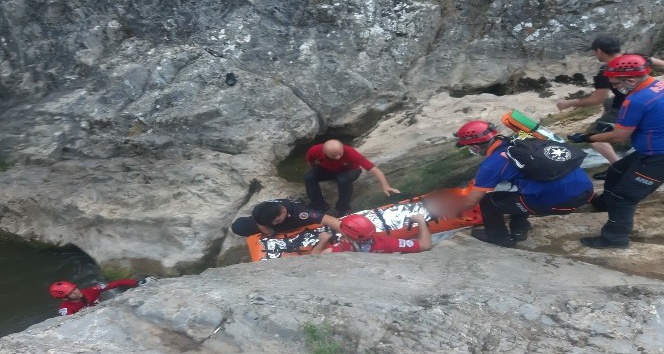 Yürüyüş yaparken kayalıklardan düşen kadın ekipler tarafından kurtarıldı