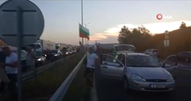 Bulgaristan&#039;da protestocular Türkiye sınırına yakın yolu trafiğe kapattı