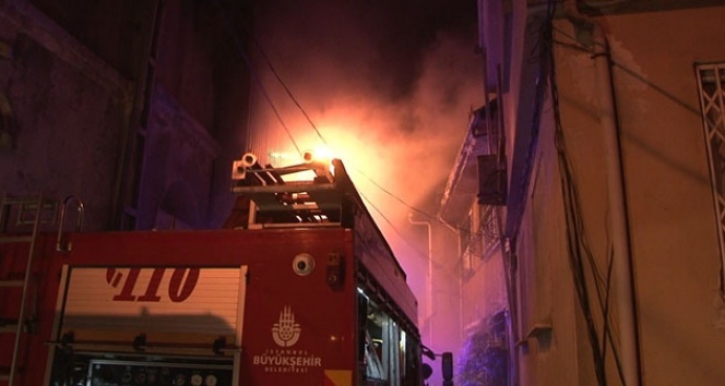 Beşiktaş’ta 4 katlı bir binanın çatı katında çıkan yangın korkuttu