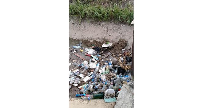 Sulama kanalına atılan çöpler utandırdı