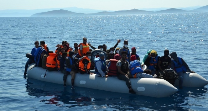 Ayvalık’ta 74 göçmen kurtarıldı