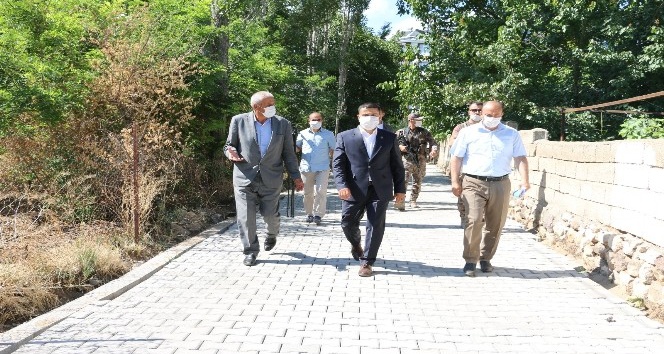 Kaymakam Mehmetbeyoğlu kilitli parke taşı çalışmalarını inceledi