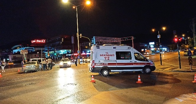 Covid-19 şüphelisi bebek ve annesini taşıyan ambulans kaza yaptı