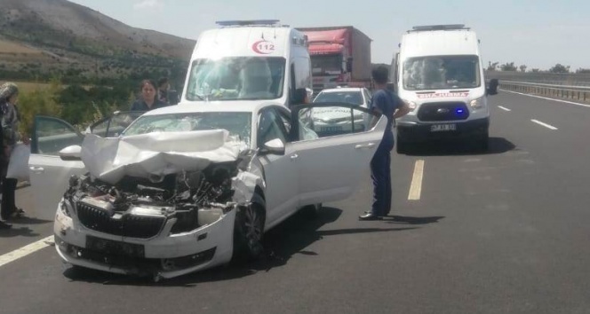 Şanlıurfa’da otomobil kamyona çarptı: 5 yaralı