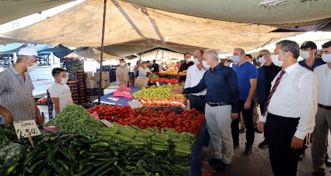 Akdeniz’de pazar yerinde korona virüs denetimi