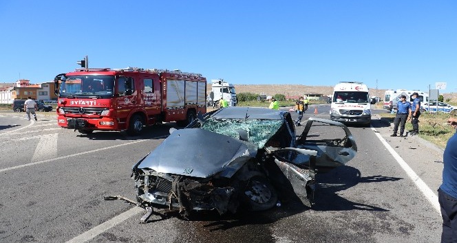 Sivas’ta iki otomobil kavşakta çarpıştı: 6 yaralı