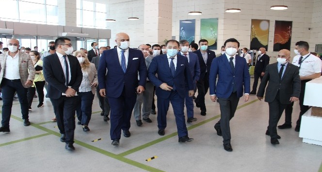 Kazakistan Başbakan Yardımcısı, şehir hastanesi modelini Manisa’da inceledi
