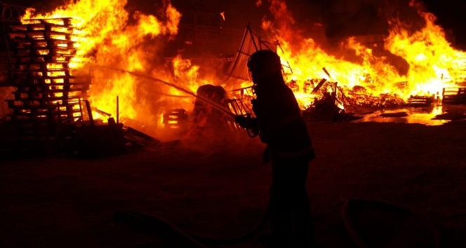Kocaeli’de palet fabrikasında çıkan yangın söndürüldü