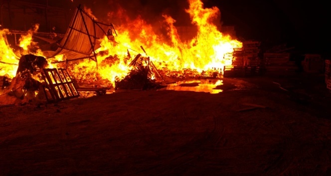 Kocaeli’de palet fabrikasında çıkan yangın söndürüldü