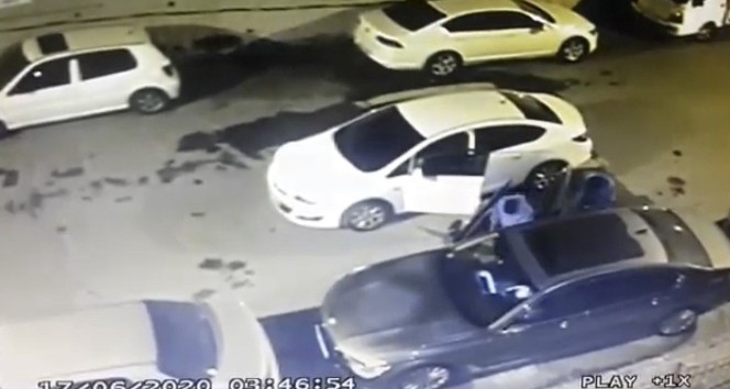 (Özel) Kağıthane’de maskeli hırsızlar park halindeki aracın teybini çaldı