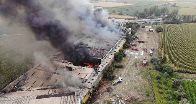 Manisa’daki mobilya fabrikası yangını kontrol altına alındı