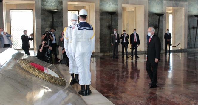 Kılıçdaroğlu, yeniden genel başkan seçilmesinin ardından Anıtkabir’i ziyaret etti