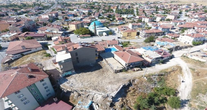 İscehisar Belediyesi metruk binaları yıkıyor