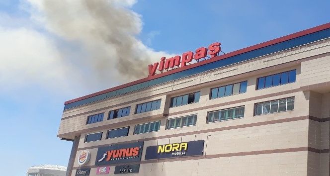Yozgat’ta alışveriş merkezinin çatısında yangın çıktı