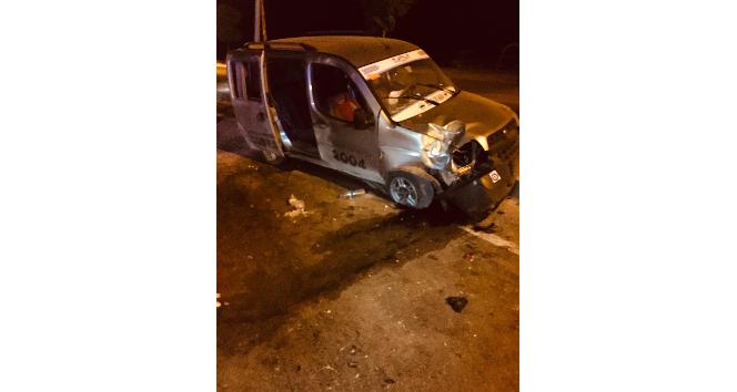 Köpeğe çarpmamak için direğe çarptı: 2 yaralı