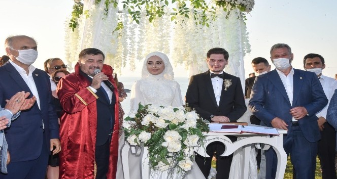 Belediye Başkanı oğlunun nikahını kıydı