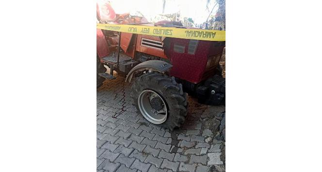 Traktör devrildi: 1 ölü, 1 yaralı