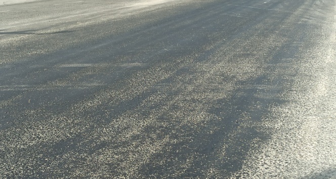Sıcaklığın 42 dereceye çıktığı Şuhut&#039;ta asfalt eridi