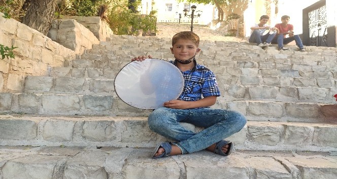 Yanık sesiyle turistlerin ilgisini çeken minik Bünyamin’in anlamlı hayali