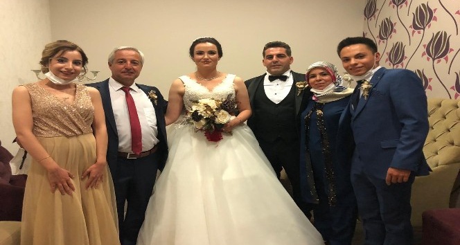 Gelin ve damada altın yerine rende ve süzgeç taktılar