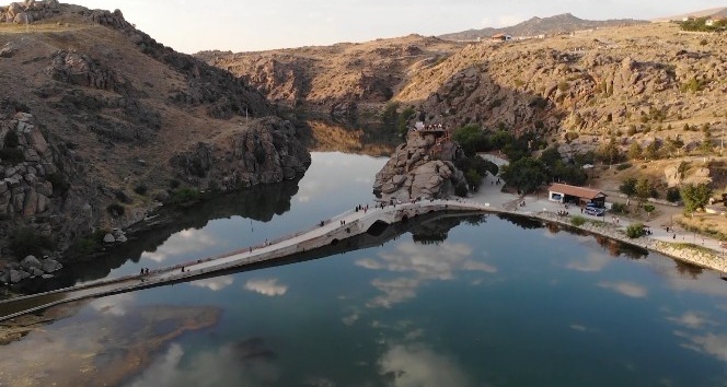 Tarih ve doğanın iç içe olduğu binlerce yıllık köprü ziyaretçilerini cezbediyor