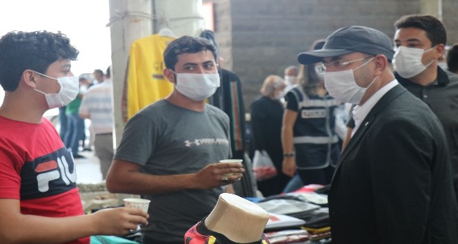 CHP, sıcakların bunalttığı Kırşehir’de, Pazar esnafına limonata dağıttı