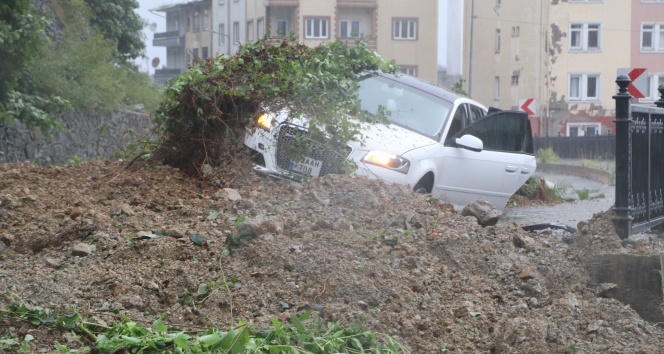 Rize'deki şiddetli yağış sonucu oluşan heyelanda bir araç toprak altında kaldı