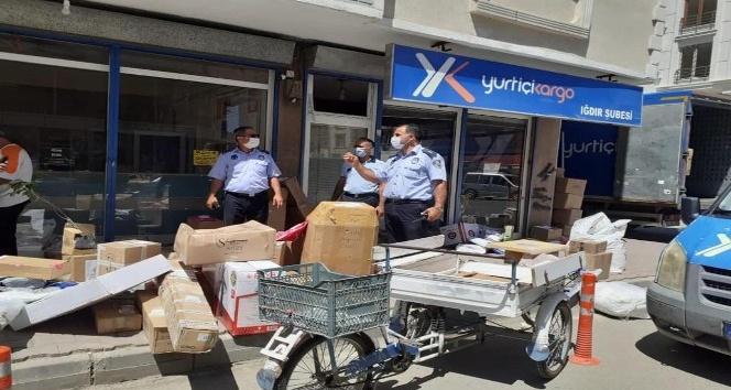 Iğdır’da kaldırımları işgal eden kargo firmaları uyarıldı