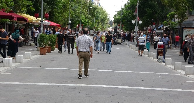 Uşak’ta havalar serinleyince vatandaşlar korona virüsü unuttu