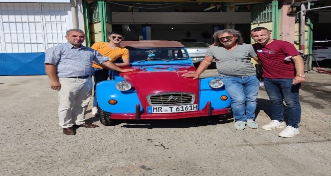 Bordo ve maviyle süslediği arabasıyla Almanya’dan Mardin’e geldi