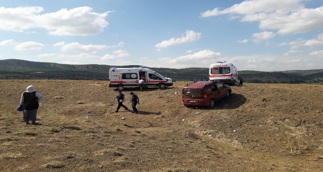 Virajı alamayan araç yol dışına savruldu: 3 yaralı