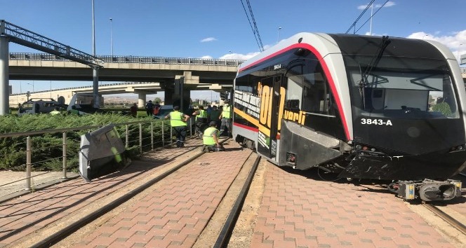 ticari aracla carpisan tramvay raydan cikti 2 yarali kayseri