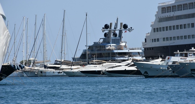 Milyon dolarlık megalüks yat Marmaris Limanı&#039;na demir attı