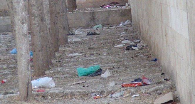 Mardin’de tarihi Ulu Cami’nin bahçesi çöplüğe döndü