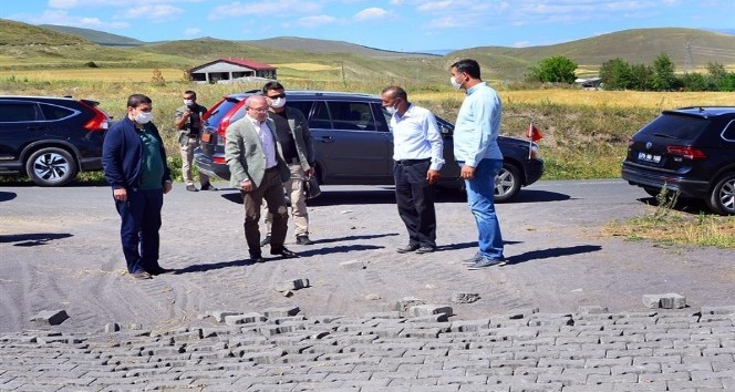 Vali Hüseyin Öner, köylerde yürütülen kilit parke çalışmalarını denetledi