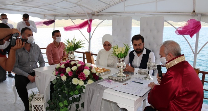 Salondan kaçtılar, baraj gölü ortasında teknede nikah kıydılar