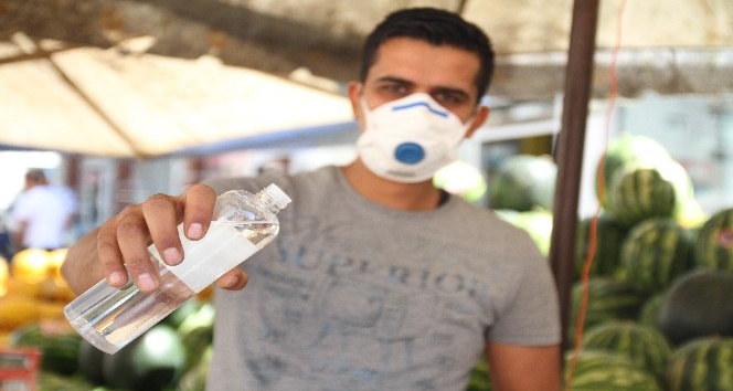 Zabıtalar semt pazarında ‘korona virüs’ denetiminde: ‘Aileniz için maske takın’ uyarısı