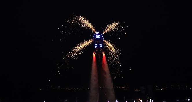 Flyboard gösterisi yürekleri ağza getirdi