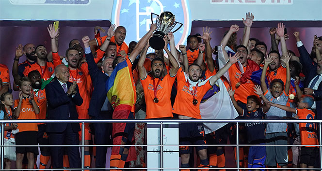 Şampiyonluk Kupası’nı Başakşehir kaldırdı, Fenerbahçe konuşuldu