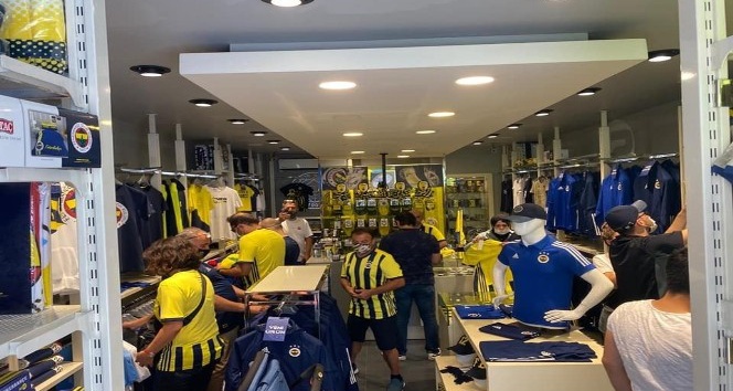 Yalova’da Fenerbahçe’nin yeni formaları büyük ilgi gördü