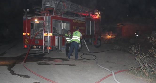 Keresteciler sitesinde yangın, 2 atölye ve 1 traktör yandı
