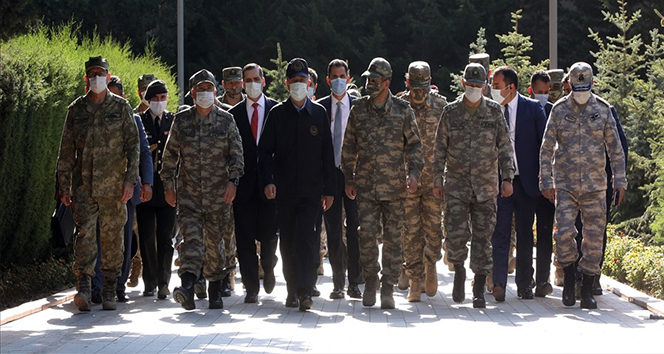 Milli Savunma Bakanı Akar ve TSK Komuta Kademesi Bakü&#039;de şehitlik ziyaret etti