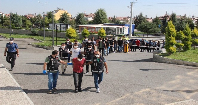 Karaman’da birçok suçtan gözaltına alınan 14 kişi adliyeye sevk edildi