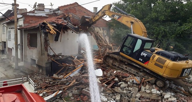 Kütahya’da metruk binaların yıkımı hızlandı