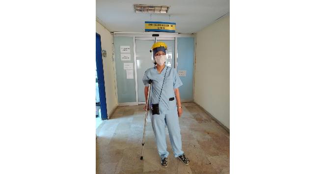 Fedakar doktor kırık ayağına rağmen rapor almadan çalışıyor